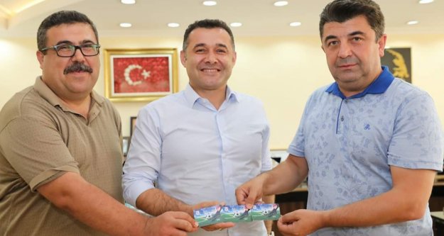 Uğur'dan Yücel'e anlamlı hediye