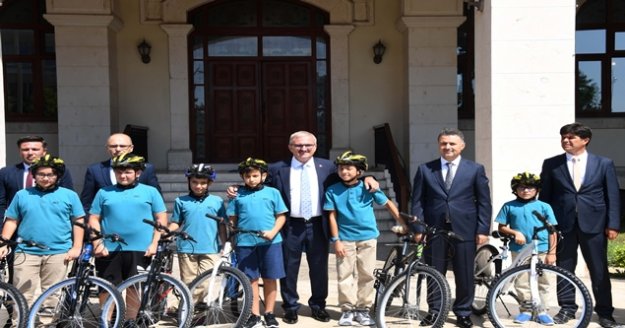 Vali kendisinden bisiklet isteyen öğrencileri kırmadı