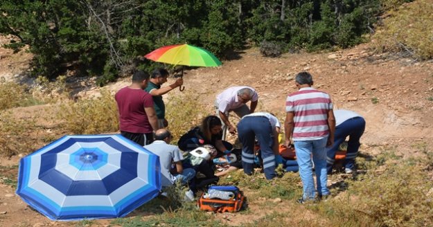 Vatandaşlar yaralılar için şemsiyelerle gölgelik alan oluşturdu