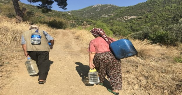 40 yıldır içecekleri suyu evlerine bidonlarda taşıyorlar