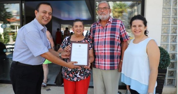 50 yıldır Alanya'ya tatile gelen turiste çifte ödül