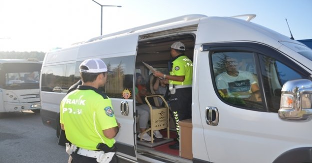 81 ilde eş zamanlı okul çevrelerine ve servis araçlarına sıkı denetim