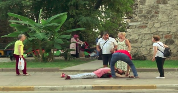 Açlıktan bayılıp halkın duyarlılığını ölçtü