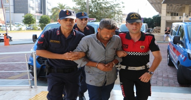 Adliyeye eşini öldürürken üzerinde bulunan kanlı gömleğiyle sevk edildi