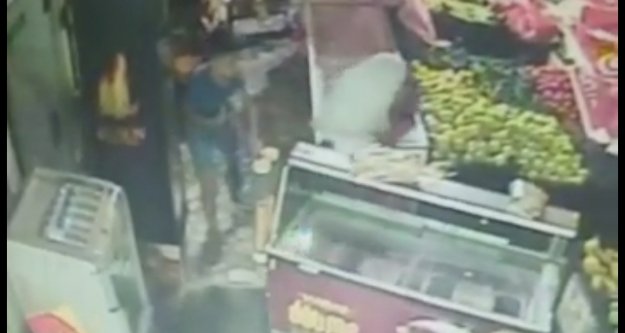 Alanya'da çocuk hırsızlar market soyarken kameraya yakalandı