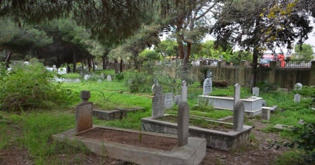 Alanya'da Sahil Mezarlığı’na bakım