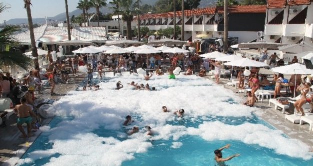 Alanya'da turistlerden havuz başında yazın son partisi