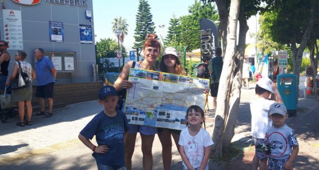 Alanya Polisi turistlere 3 dilde rehber dağıtıyor