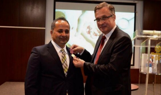 Alanyalı konsolosa devlet üstün hizmet madalyası