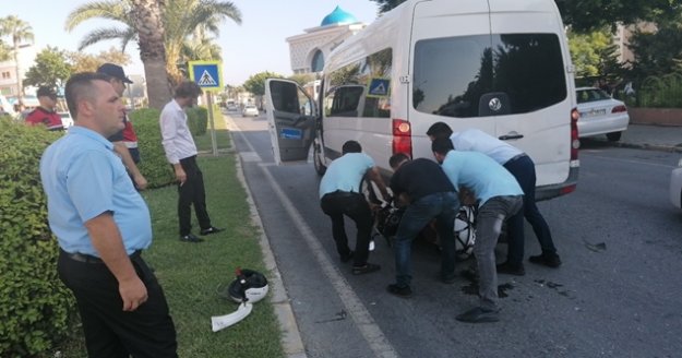 Alkollü sürücü yaya geçidinde motosiklete çarptı