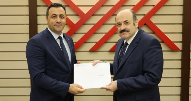 ALKÜ Rektörü Kalan mazbatasını aldı