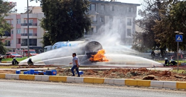 Antalya'da LPG tankeri 7,5 saattir yanıyor