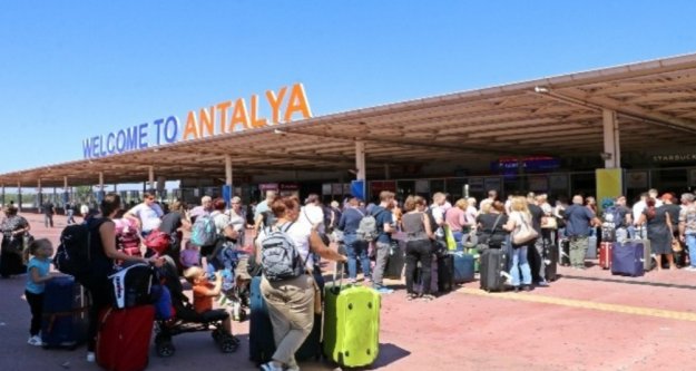 Antalya Havalimanı'nda 'Thomas Cook' kuyruğu