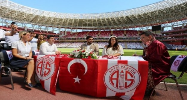 Antalyaspor taraftarı gazetecilere stadyumda nikah