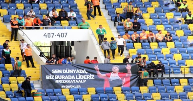 Aytemiz Alanyaspor taraftarından Rıza Kayaalp’e pankartlı tebrik