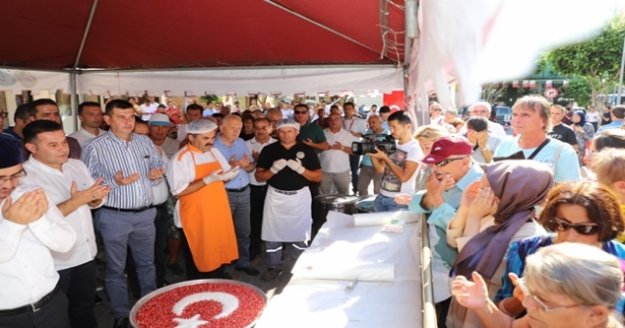 Başkan Yücel vatandaşlara aşure ikram etti