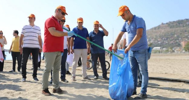 Başkan Yücel ve gönüllü çevreciler plajları temizledi