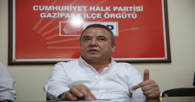 Gazipaşa'da vatandaşlarla bir araya gelen Böcek 19 ilçede kreş sözü verdi