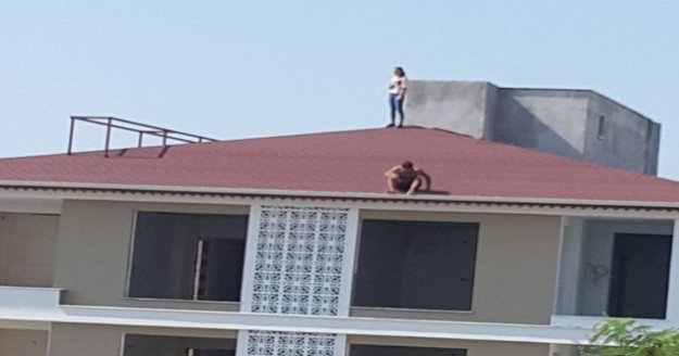 Jandarmadan kaçan şahıs çatıya çıktı