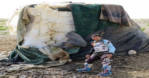 Kışın toplayıp sakladıkları karları Ağustos ayında satıyorlar