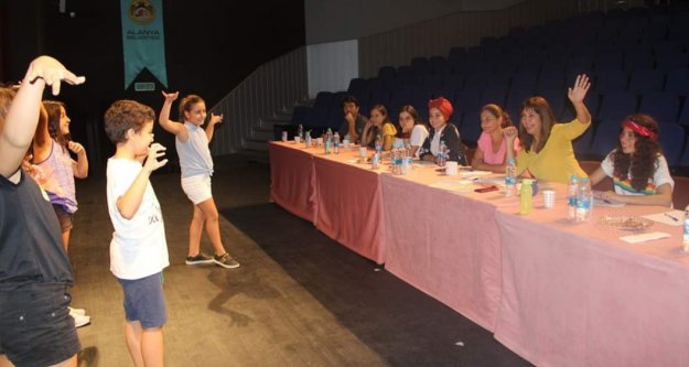 Miniklerin oyunculuk heyecanı