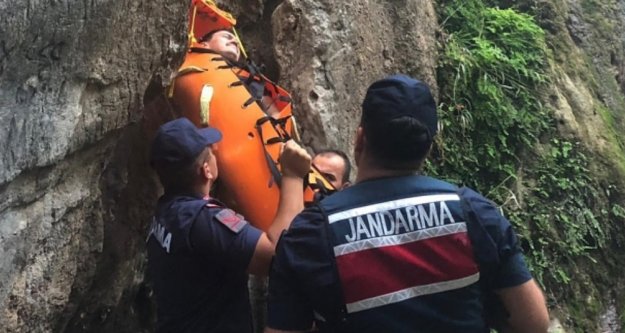 Şelaleden düşen turist ölümden döndü