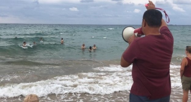 Turistler denizdeki tehlikeye aldırmadı