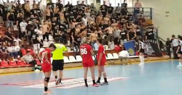 Türk bayrağına izin vermeyip, kadın sporculara tükürdüler!