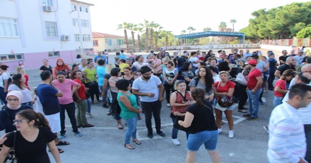 Velilerin "Müdürümüzü geri istiyoruz" eylemi