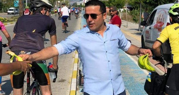 Yılmaz bisikletçilere muz ikram etti