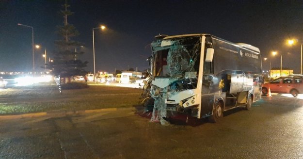 Yolcu otobüsü ile tur otobüsü çarpıştı: 4'ü turist 13 yaralı