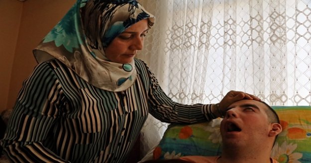 5 yıldır gözlerini kırpamıyor, adeta kan ağlıyor