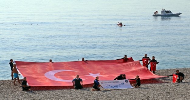 Akdeniz sularında dalgıçlardan Türk bayrağı ve asker selamı
