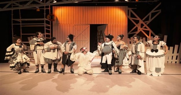 Alanya Belediyesi Tiyatro Scapin'in dolaplarıyla sezonu açtı