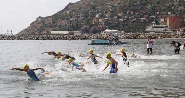 Alanya Triatlonda 50 ülkeden bin sporcu ter döküyor
