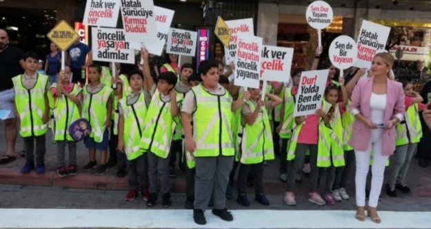 Alanyalı öğrencilerden sürücülere önemli uyarı