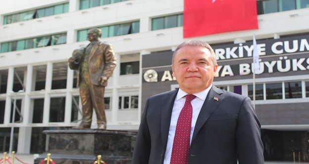 Antalya Büyükşehir Belediyesi yerleşkesine dev Atatürk heykeli