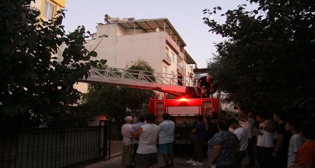 Balkondan giren itfaiye ekipleri, cesetle karşılaştı