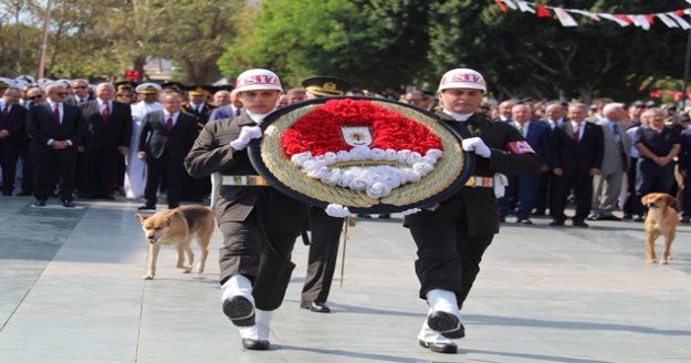 Çelenk bırakma  töreninde ilginç görüntü