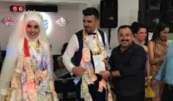 Düğünde gelinle damada tohum paketi taktı