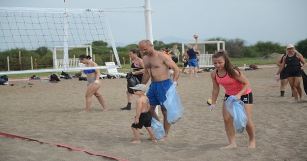 Finlandiyalı voleybolcular sahili  temizledi