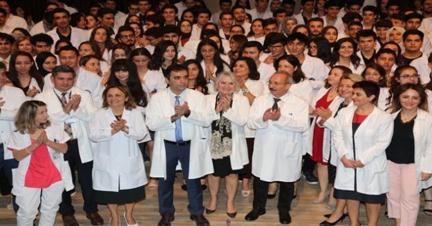 Hekim Adayları beyaz önlüklerini giydi