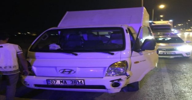 Kamyonet bariyerlere çarptı: 3 yaralı