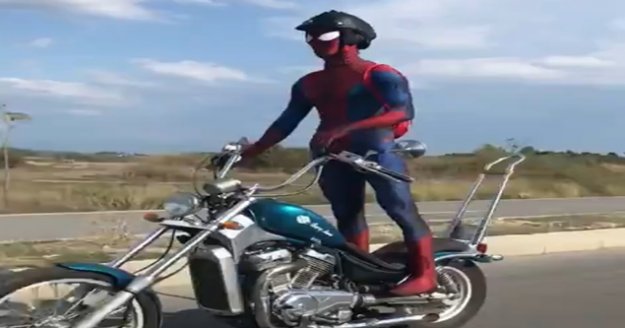 Karayolundaki motosikletli "örümcek adam" görenleri şaşırttı