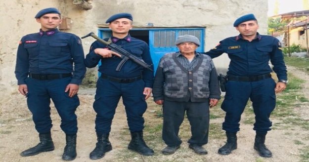 Kayıp Alzheimer hastası yaşlı adam mezarlıkta bulundu