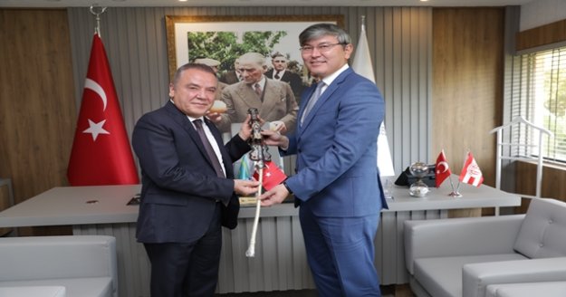 Kazak Büyükelçi Başkan Böcek’i ziyaret etti