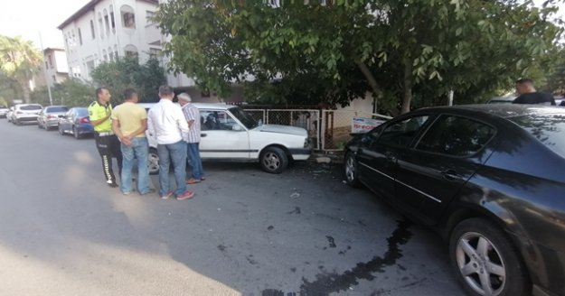 Kontrolsüz kavşakta 3 araçlı zincirleme kaza: 1 yaralı