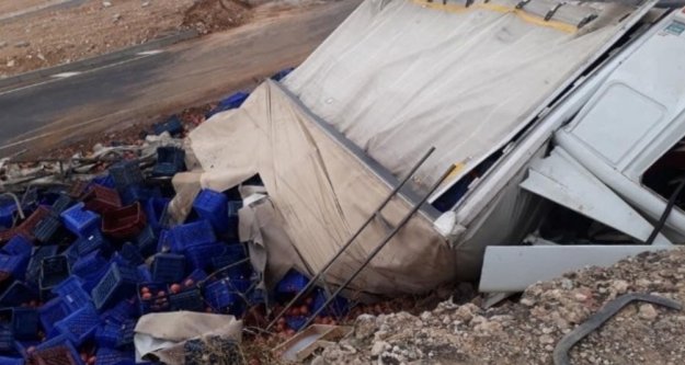 Nar yüklü kamyon devrildi: 3 ölü var