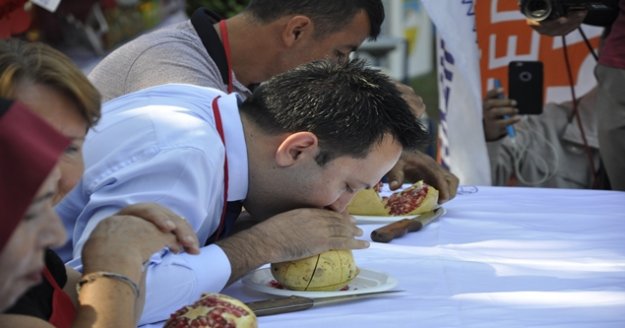 Narın tanesini dökmeden yemek için yarıştılar