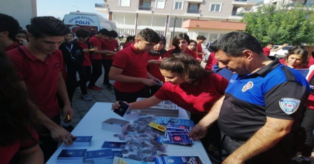 Öğrenciler ördükleri boyunlukları Barış Pınarı Harekatı askerlerine gönderdi